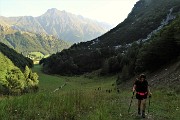 16 Risalendo la verde valletta per i Piani di Bobbio per scorciatoie